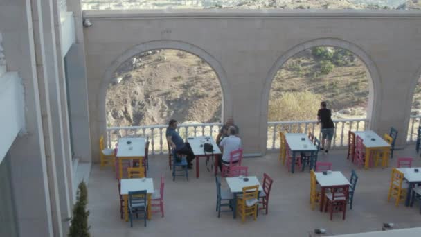 Locais Sentados Uma Cafeteria Tranquila Histórica Cidade Harput Incline Paisagem — Vídeo de Stock