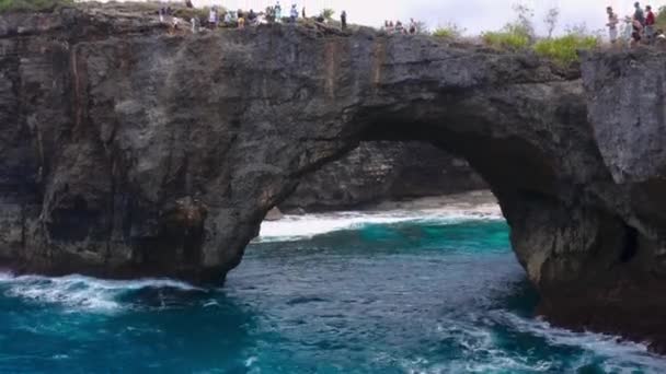 Aerial View Tourists Enjoying Scenic Beauty Broken Bridge Nusa Penida — Stock Video