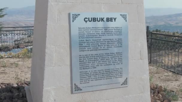 Ubuk Bey Placa Estatua Con Información Histórica Sobre Fondo — Vídeo de stock