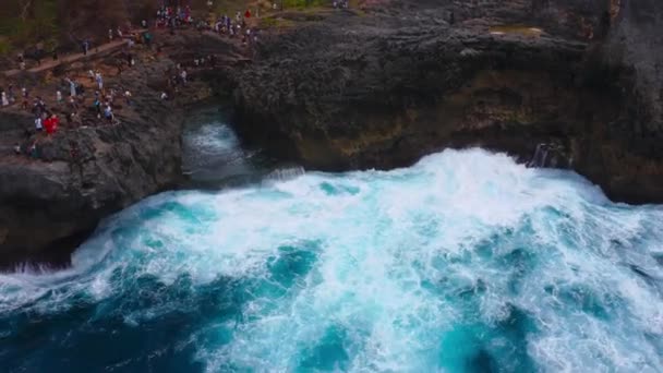 Dramáticas Cascadas Olas Isla Nusa Penida Con Sus Tonos Esmeralda — Vídeos de Stock