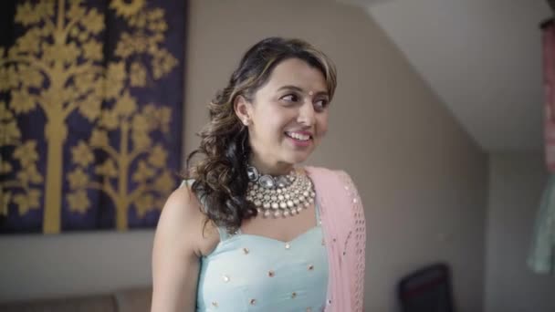 Noiva Feliz Olhando Para Seus Convidados Com Sorriso Bonito Durante — Vídeo de Stock
