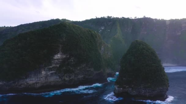 Estabelecendo Tiro Nusa Penida Kelingking Praia Mostrando Majestosas Falésias Verdes — Vídeo de Stock