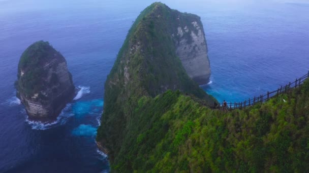 Вид Воздуха Туристов Вершине Крутой Скалы Простирающейся Огромное Море Нуса — стоковое видео