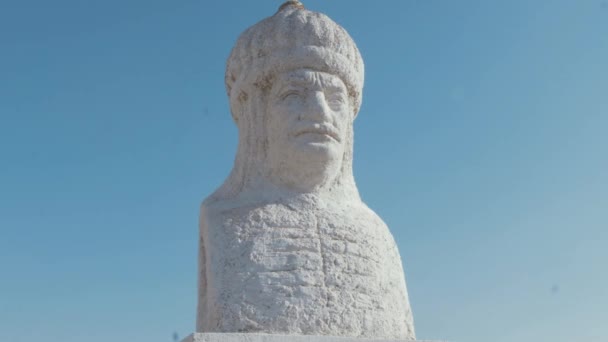 Histórico Ubuk Bey Estatua Harput Medium Shot Fondo — Vídeo de stock
