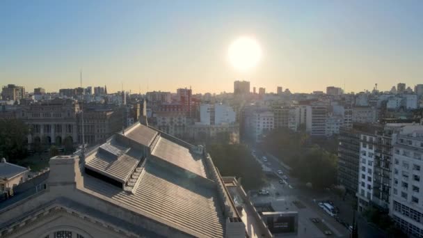 フリオ通りの上空の日没の空中後退は ブエノスアイレスのテアトロ コルンを明らかにします — ストック動画