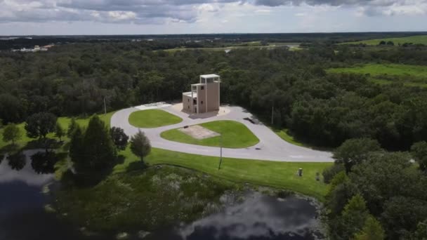佛罗里达湾海岸的消防训练塔 无人驾驶飞机镜头 — 图库视频影像