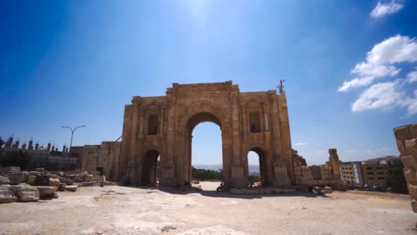 Turisták Látogató Boltív Hadrianus Jerash Jordánia Széles Látószögű Babakocsi — Stock videók
