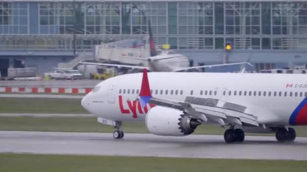 Boeing 737 Max Pasie Startowym Lotnisku Tracking Shot — Wideo stockowe