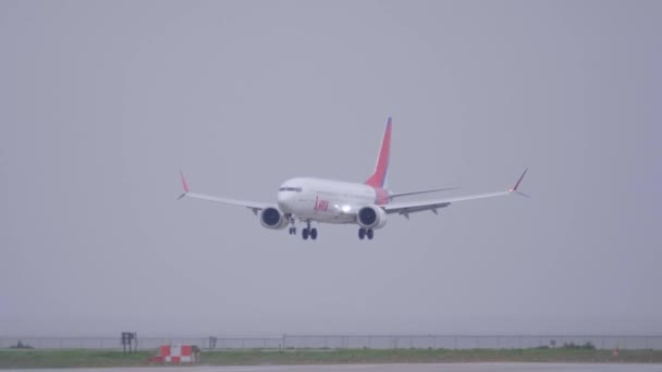 Lynx Air Boeing 737 Max Landing Runway Cloudy Wet Day — Stock Video