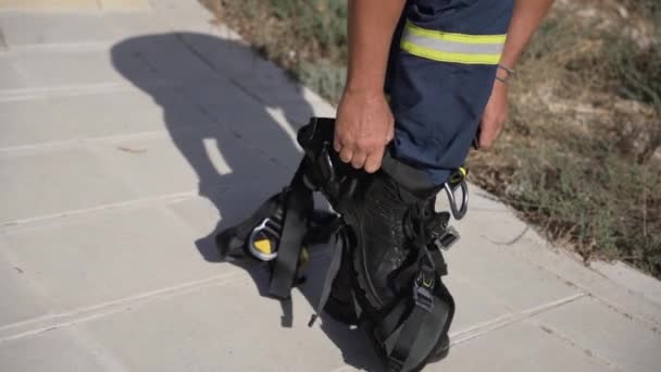Пожарный Надел Защитное Снаряжение Тренировок — стоковое видео