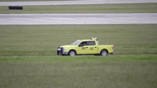 Άνδρας Μέλος Του Προσωπικού Οδήγηση Στο Αεροδρόμιο Κίτρινο Φορτηγό Λήψη — Αρχείο Βίντεο