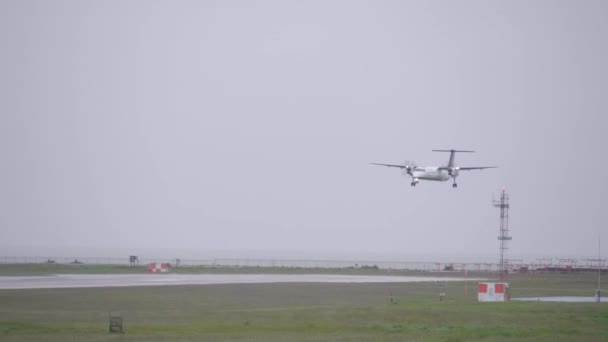 Turbopropulseur Avion Passagers Atterrissage Sur Piste Jour Gris Voie — Video