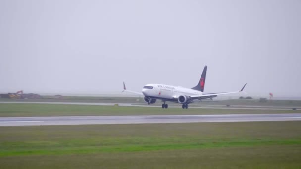 Air Canada Boeing 737 Max Lands Uma Pista Úmida Chuvosa — Vídeo de Stock