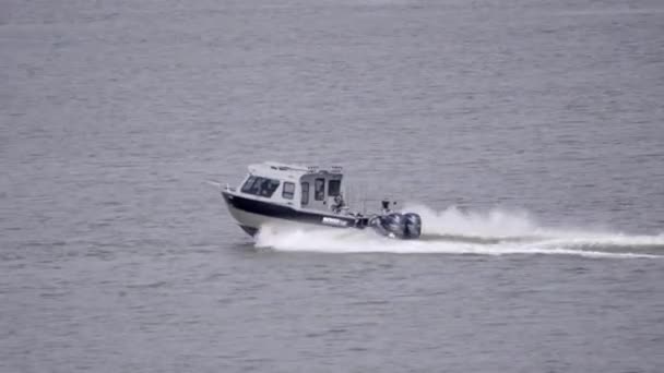 Моторная Лодка Speeding Tranquil Ocean Трекинг Шот — стоковое видео