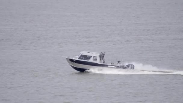 Barco Hewescraft Navegación Rápida Través Del Mar Seguimiento Amplio — Vídeo de stock