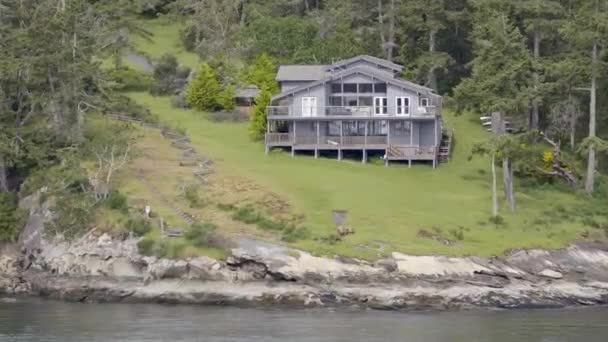 Luxusní Rekreační Dům Jezera Svěžím Lesem Pozadí Široký Záběr — Stock video