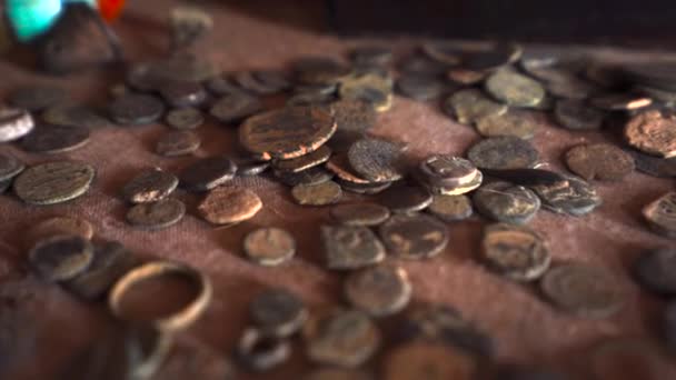 近くで古い素朴なアラビアコイン 選択的な焦点 — ストック動画