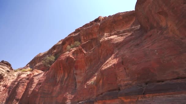 约旦佩特拉沙漠的红色砂岩悬崖 低视角 — 图库视频影像