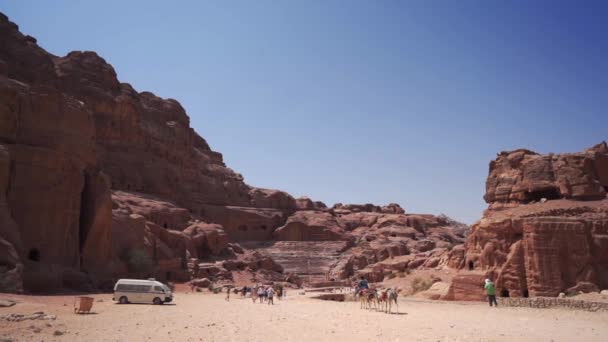 Människor Som Besöker Petra Ruiner Antika Nabataean Stad Öknen — Stockvideo