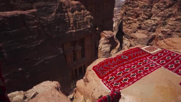 Traditionele Tapijten Klif Voorgrond Van Khazneh Tempel Petra Ruïnes Jordanië — Stockvideo