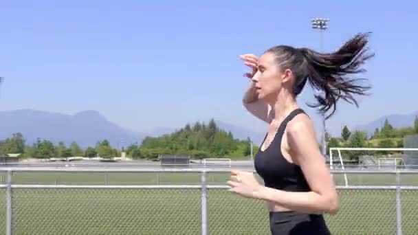 Žena Jogging Sportovní Trati Stadionu Slunečný Den Stopování — Stock video