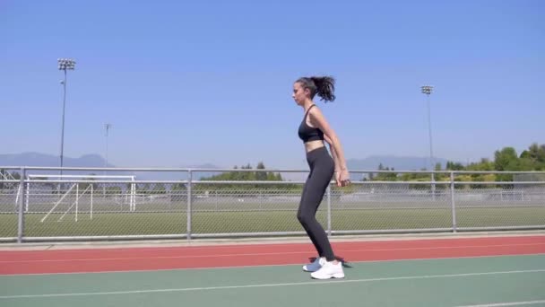 健美女子热身运动在全体育馆的室外进行 — 图库视频影像
