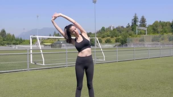 Женщина Спортивной Одежде Делает Упражнения Открытом Воздухе Арене Широкий — стоковое видео