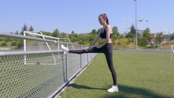 Mujer Atleta Estirar Las Piernas Cerca Metal Barandilla Mientras Calienta — Vídeos de Stock