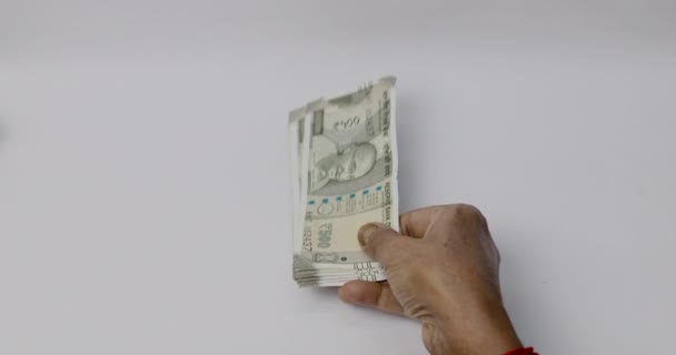 Närbild Hög Med 500 Rupier Ett Vitt Bord Persons Hand — Stockvideo