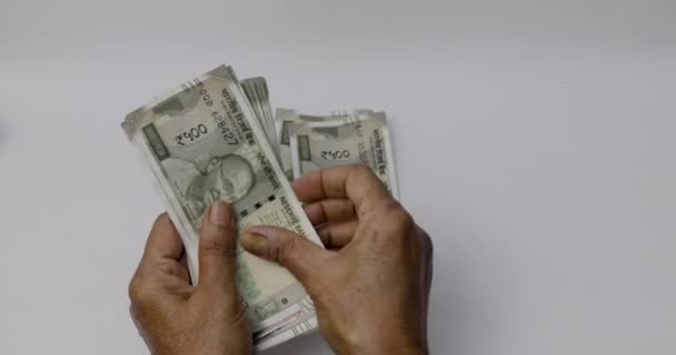Статичний Постріл Чоловіка Який Тримає Індійську Валюту Відстані 500 Рупій — стокове відео