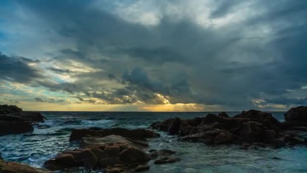 Золоті Божественні Промені Прориваються Крізь Хмари Заході Сонця Над Океаном — стокове відео