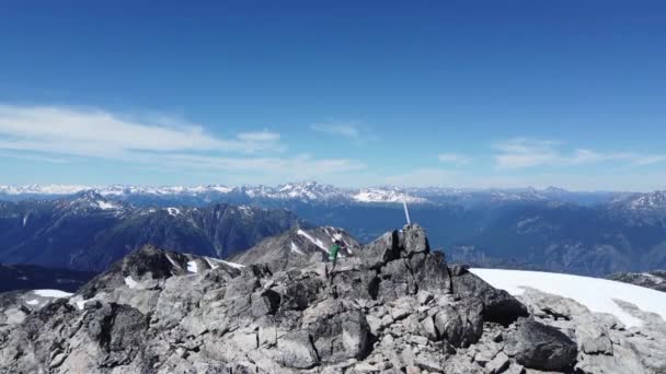 Klim Bereikt Mountain Peak Marker Met Een Ongelooflijk Uitzicht Rocky — Stockvideo