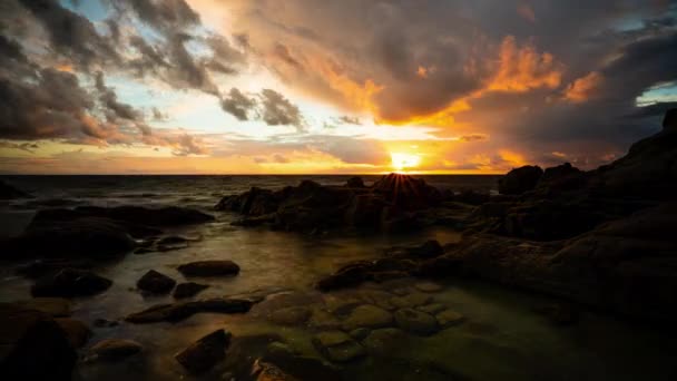 Епічний Захід Сонця Драматичними Барвистими Хмарами Над Океаном Прибережний Таймлапс — стокове відео