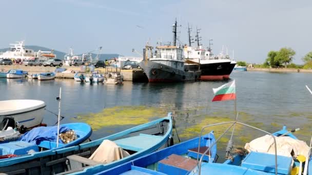 Bulgarische Flagge Weht Auf Kleinem Fischerboot Hafen Von Sosopol Schwarzes — Stockvideo
