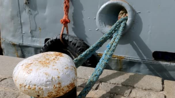Närbild Fartyg Båge Hawser Rep Stark Förtöjning Pollard Sozopol Hamn — Stockvideo
