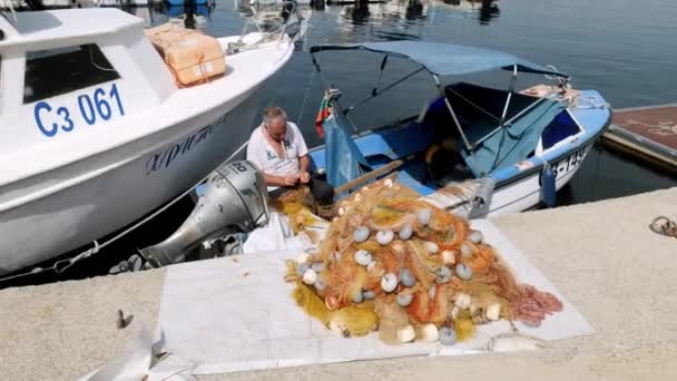 Pescador Sienta Pequeño Barco Reparación Redes Peces Sozopol Puerto Deportivo — Vídeos de Stock
