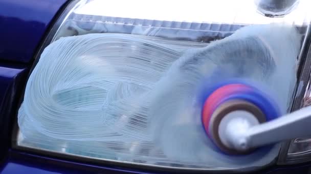 Человек Полировка Фары Своего Автомобиля Помощью Специального Материала Жидкостей Очистки — стоковое видео