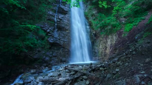 Zeitraffer Des Fuas Wasserfalls Der Felswand Prato Carnico — Stockvideo