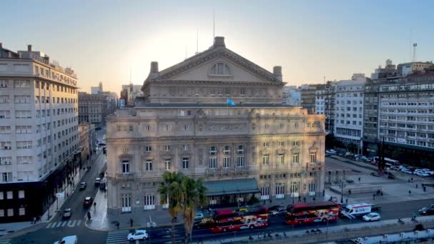Městské Vyhlídkové Autobusy Projíždějí Před Velkým Divadlem Tlustého Střeva Buenos — Stock video