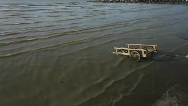 어부의 트레일러가 물에서 조개를 잡으러 기다리고 있습니다 베트남 — 비디오