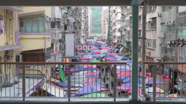 在香港的背景下 每天都可以看到中国行人在人行天桥上行走的景象 这是一个户外街市 — 图库视频影像