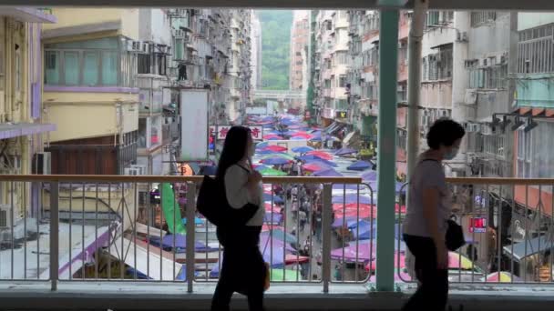 Een Stedelijk Tafereel Van Chinese Voetgangers Lopen Een Voetgangersbrug Als — Stockvideo