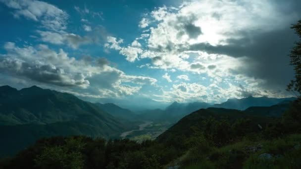 モンテ ドビス山頂の雲の動きと神の光線の時間経過 遠くにカルニックアルプスとヴァル カナレのパノラマビュー ウディネ イタリア — ストック動画