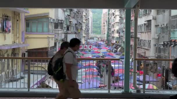 Kinesiska Fotgängare Genom Gångbro Som Utomhus Gatumarknad Ses Bakgrunden Hongkong — Stockvideo