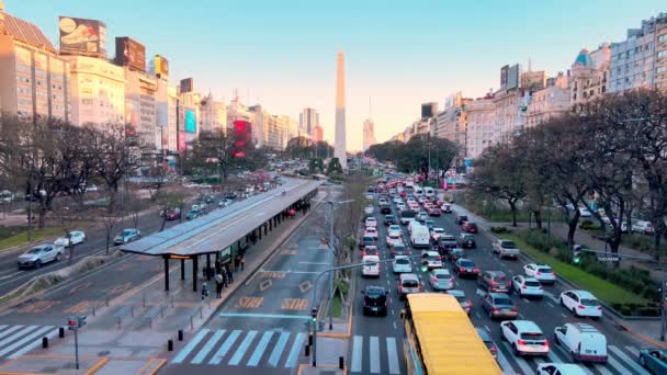 布宜诺斯艾利斯市中心通往方尖碑静态宽射门的交通 — 图库视频影像