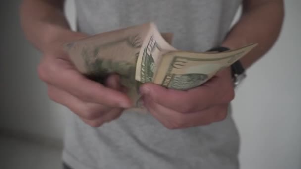 Junger Mann Zählt Große Menge Dollar Bar — Stockvideo