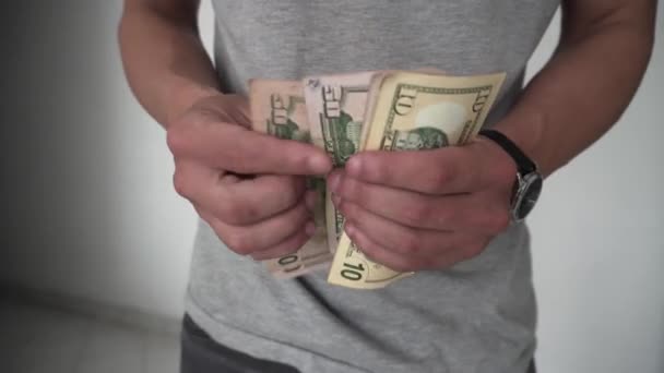 Man Telt Dollars Betalen — Stockvideo