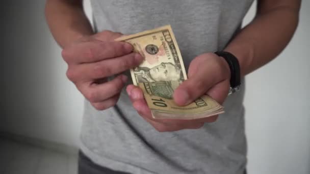Людина Підраховує Двісті Доларів — стокове відео