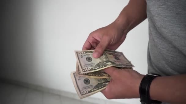 Hombre Contando Billetes Cincuenta Dólares — Vídeos de Stock