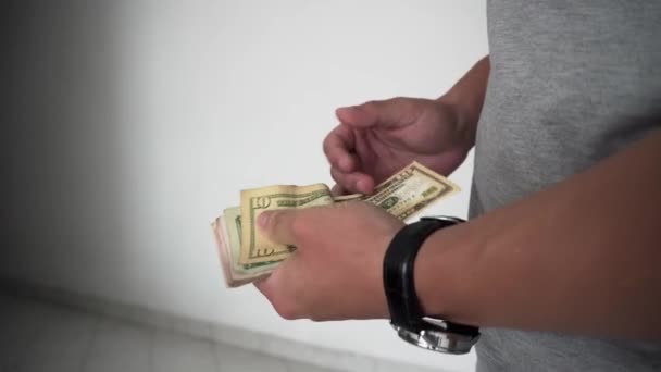Hombre Contando Fajo Dólares — Vídeos de Stock